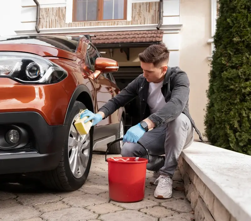 Lavage auto à domicile Chomérac : professionnel intervenant sur un véhicule